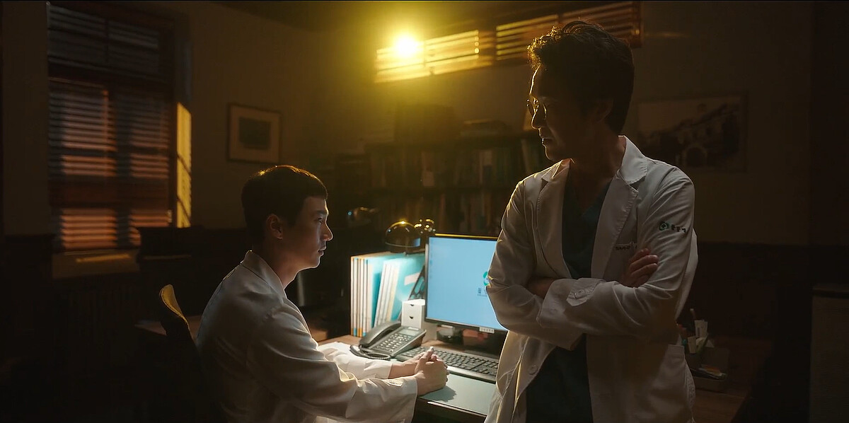 《浪漫醫生金師傅3》金師傅(右)第一時間跑來安慰李宣雄(左)