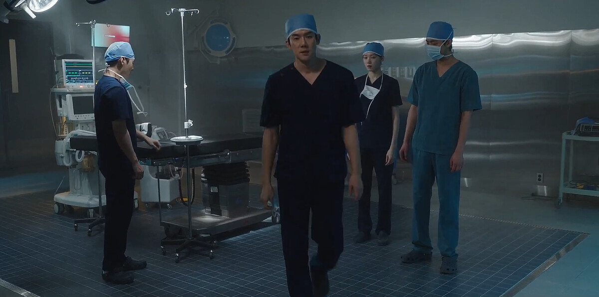 《浪漫醫生金師傅3》姜東柱(中)無奈外傷中心宛如夢一場，車恩彩(右二)、徐宇鎮(右一)與朴恩卓(左一)完全不敢相信大伙要燒進石垣醫院了