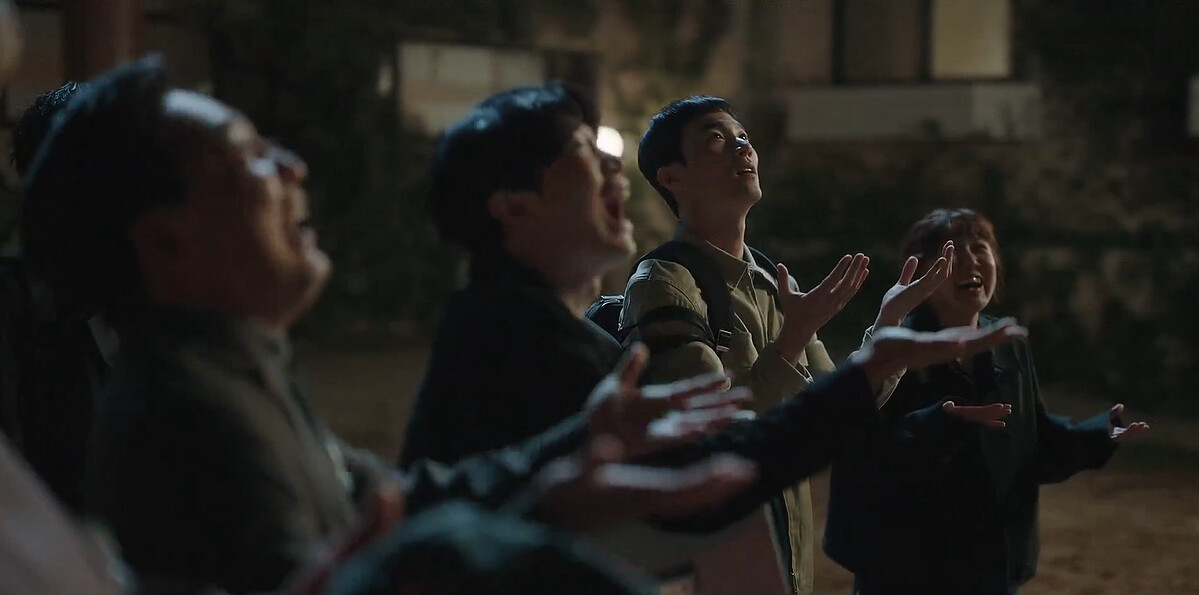 《浪漫醫生金師傅3》李宣雄(右二)、嚴護理師(右一)等人開心地迎接雨水