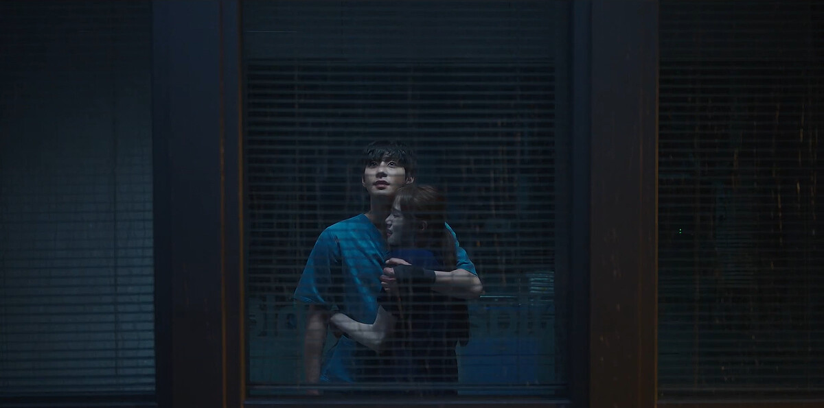 《浪漫醫生金師傅3》徐宇鎮(左)和車恩彩(右)因著森林大火戲劇性大反轉喜極而泣