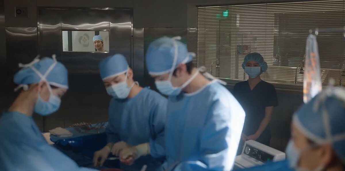 《浪漫醫生金師傅3》金師傅看著手術室裡徐宇鎮(中)和車恩彩(左)等人徹夜開刀