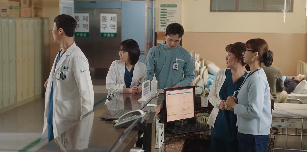 《浪漫醫生金師傅3》白目的朴恩卓(中)不知道自己剛爆了徐宇鎮車恩彩不能說的秘密，讓尹雅琳(左二)等人驚嚇不已