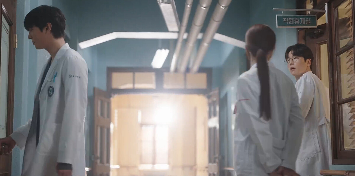 《浪漫醫生金師傅3》裴文正(右)正巧遇到車恩彩和徐宇鎮問起喬遷之喜什麼時候辦