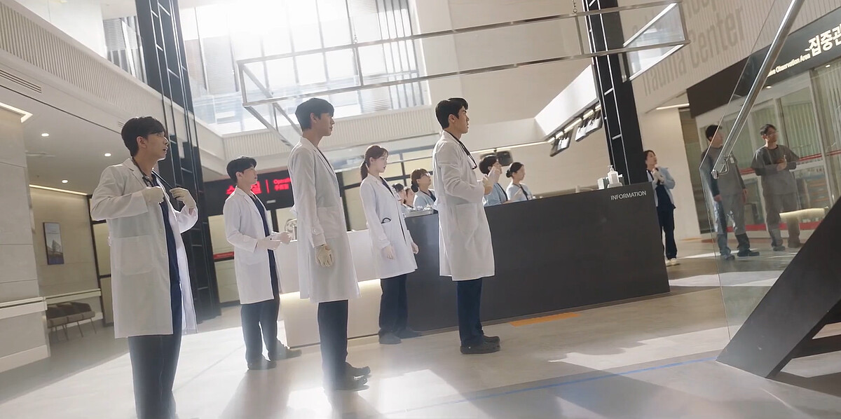 《浪漫醫生金師傅3》徐宇鎮(左三)正式加入外傷中心團隊