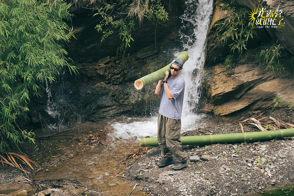 《光露營就很忙了》楊祐寧從溪邊搬竹子