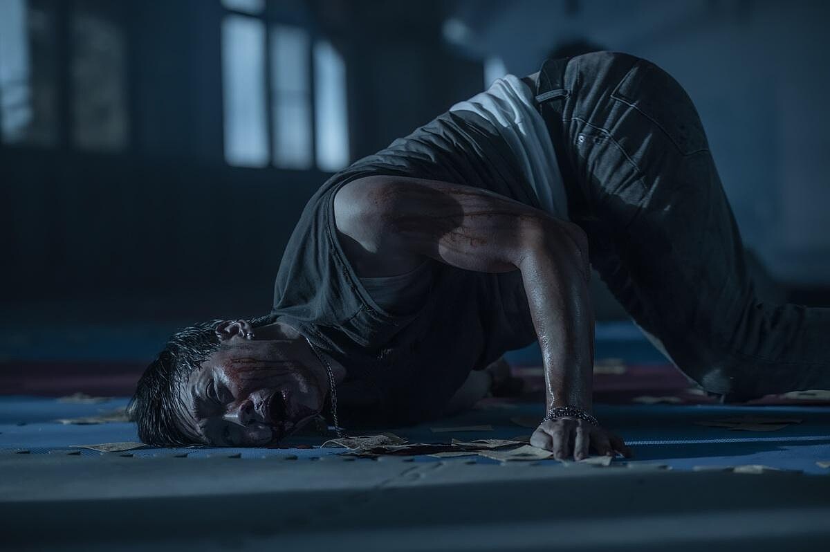 《化劫》孫君實飾演的宏男很常欺負學弟阿原（張豐豪飾演），慘被設局交八字辦不該辦的法會