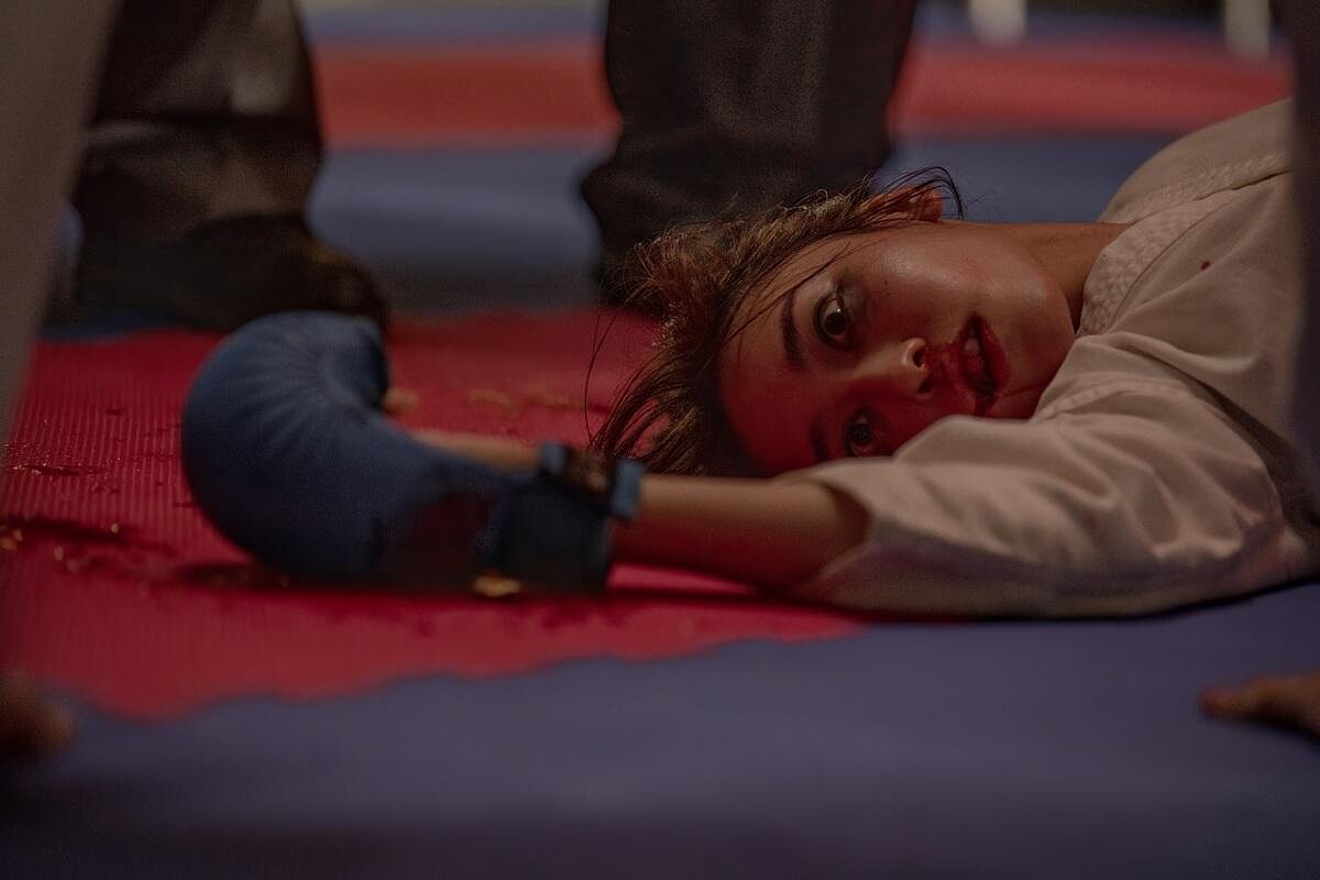 《化劫》席惟倫飾演的柯梓很常欺負學弟阿原（張豐豪 飾），慘被設局交八字辦不該辦的法會