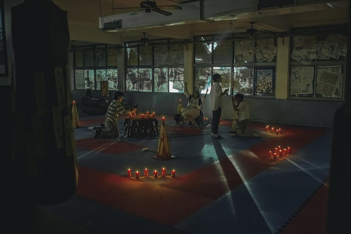 《化劫》電影辦法會場景，窗外的風隨著張豐豪（飾演阿原）念咒降靈的節奏越來越大