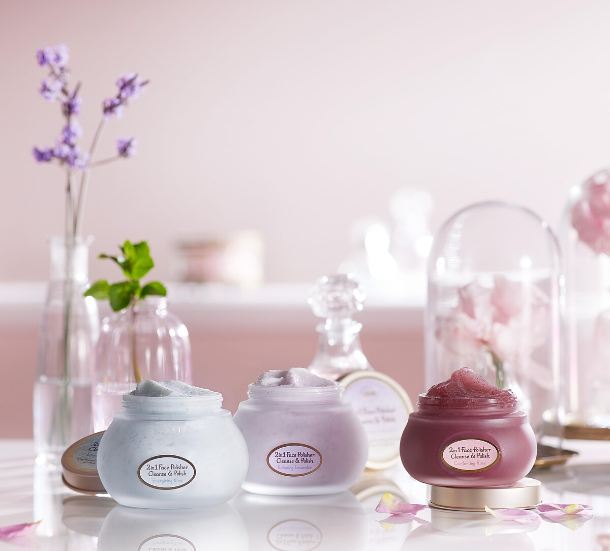 (由左至右)二合一臉部純淨磨砂膏- 薄荷&薰衣草 200ml NT1,680、二合一臉部純淨磨砂膏-珍萃玫瑰 125ml NT1,680