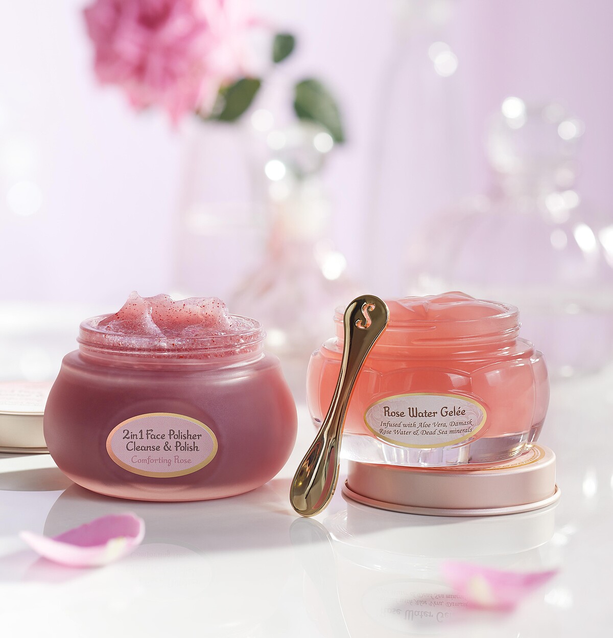 (左)二合一臉部純淨磨砂膏-珍萃玫瑰 125ml NT1,680 (右)大馬士革玫瑰有機光燦水凝凍 80ml NT3,380