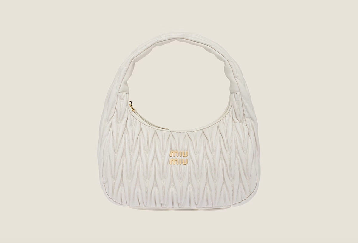 Wander Matelass&eacute;納帕軟皮半月形手袋，NT$93,000。