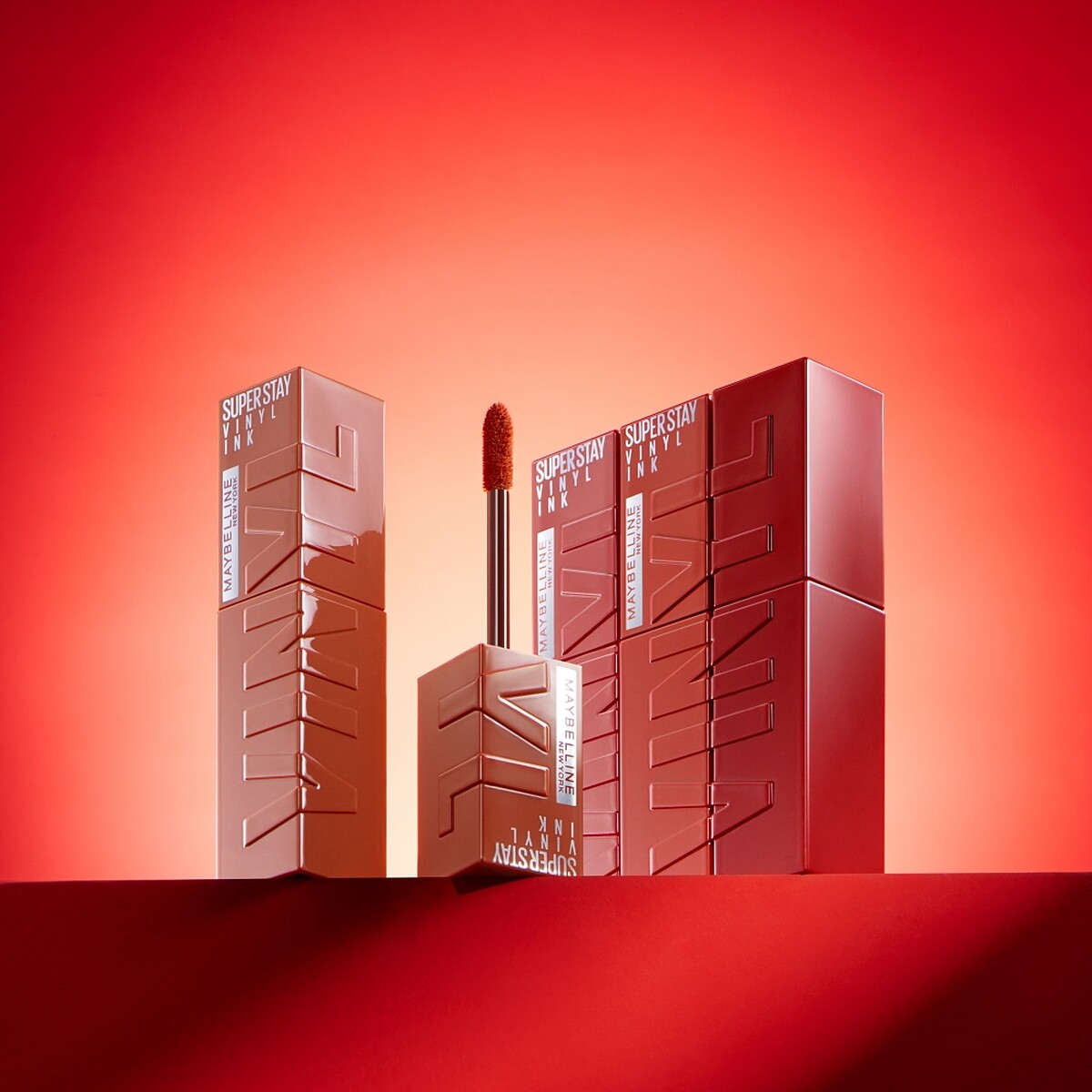 媚比琳超持久水光鎖吻唇釉情境圖。