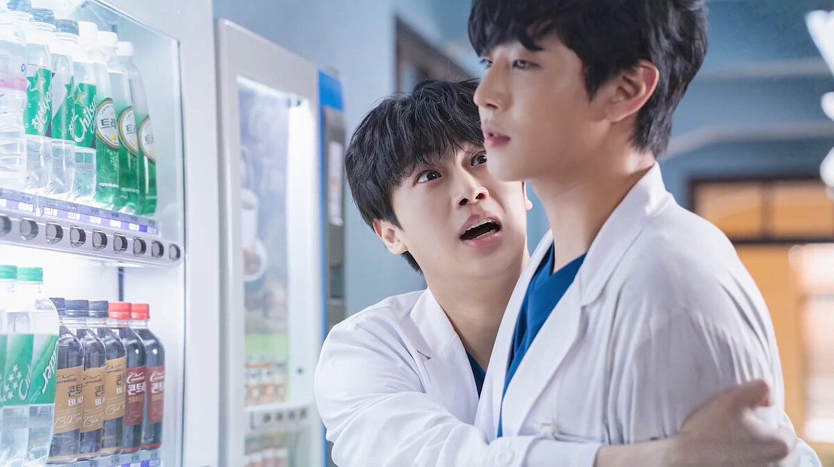《浪漫醫生金師傅3》原本水火不容的徐宇鎮(右)和張東華(左)，最後產生難以割捨的夥伴情誼