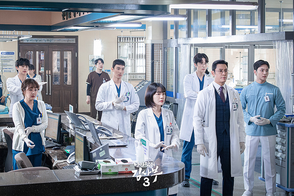 《浪漫醫生金師傅3》朴院長(右二)為了外傷中心四處奔波，但錯在自以為是，被高議員政治手段給騙了