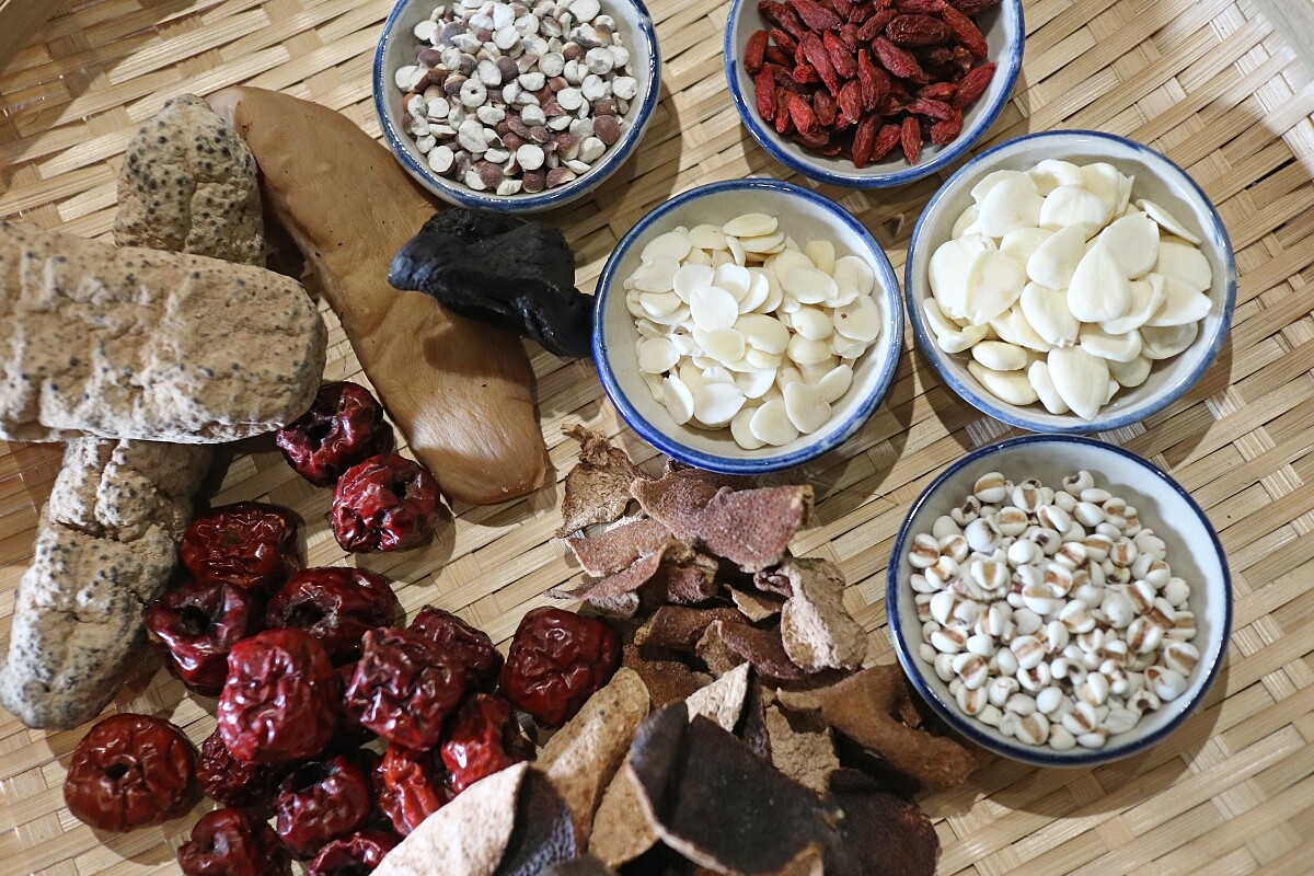 加並加入矜貴的15～30年的陳皮，以及50年份的老菜脯。