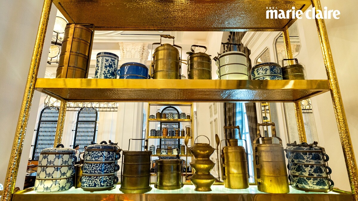 餐廳內放置許多傳統便當盒Tiffin Box