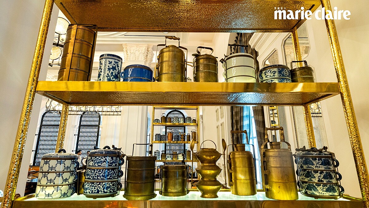 餐廳內放置許多傳統便當盒Tiffin Box