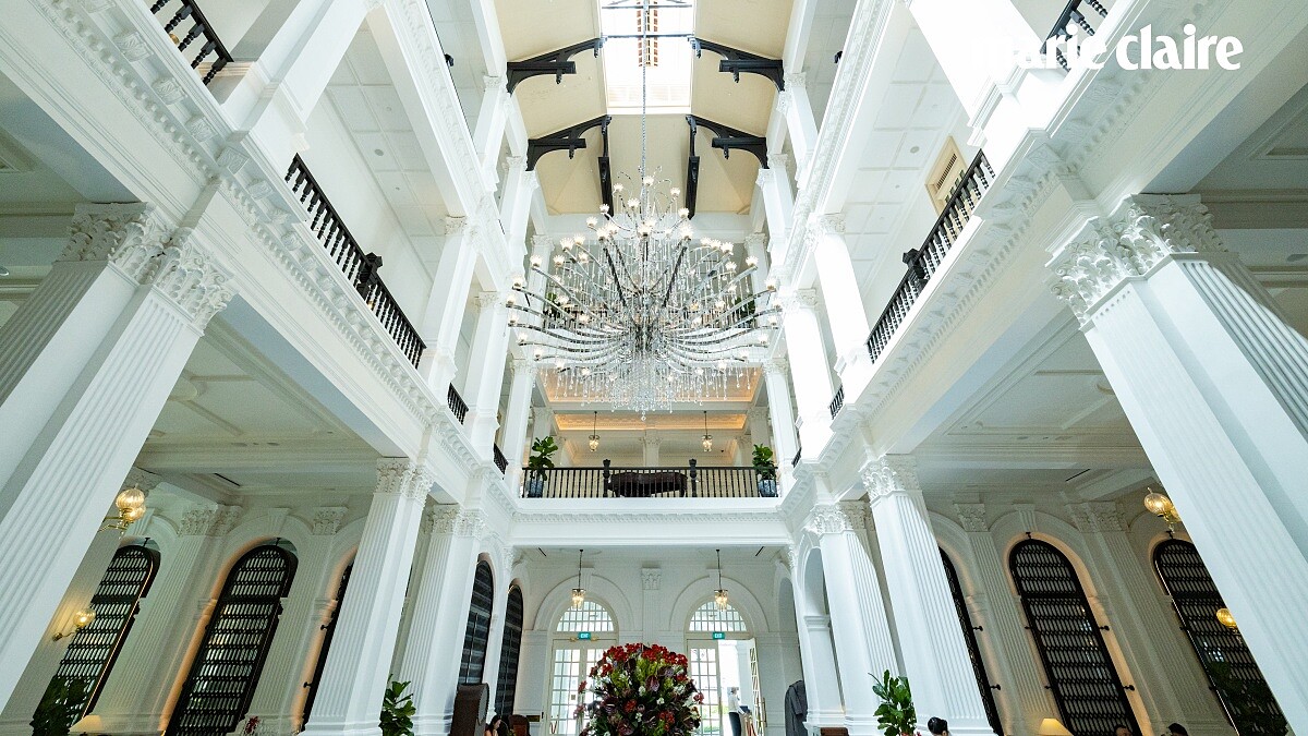 大廳高掛華麗氣場水晶燈！