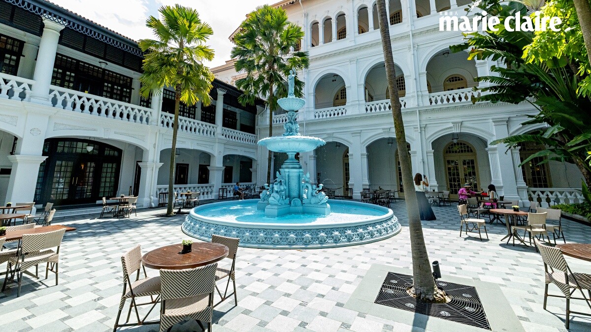 1889年打造的中庭噴水池，以海軍顏色為主色調