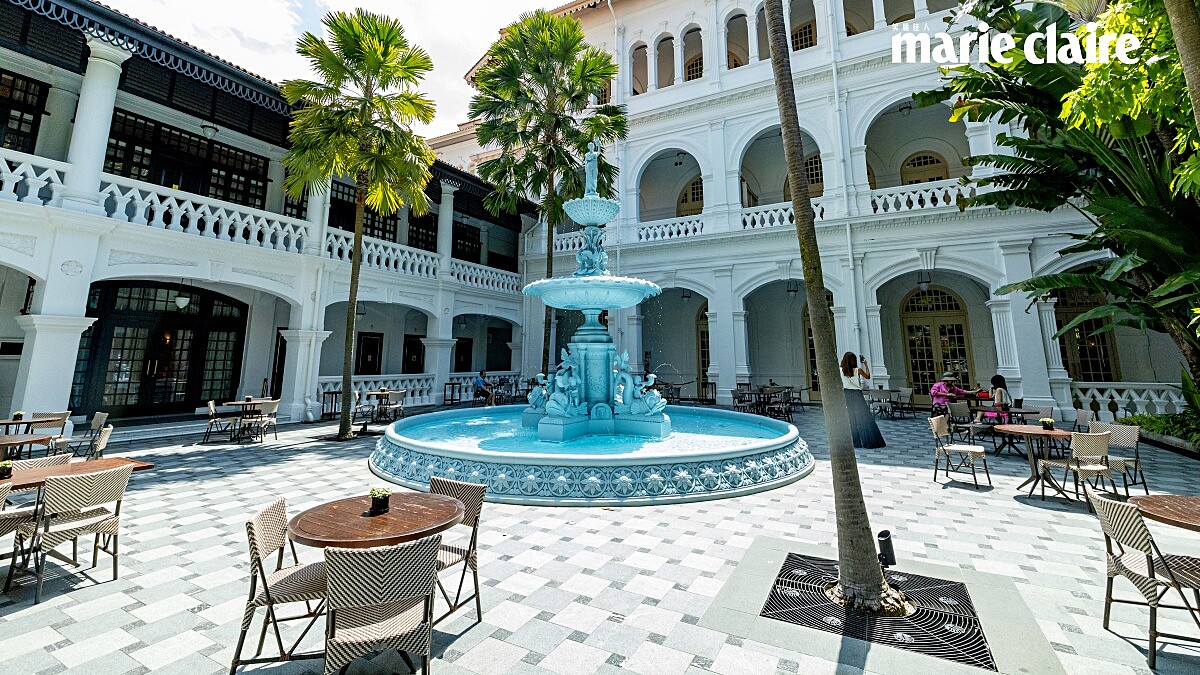 1889年打造的中庭噴水池，以海軍顏色為主色調