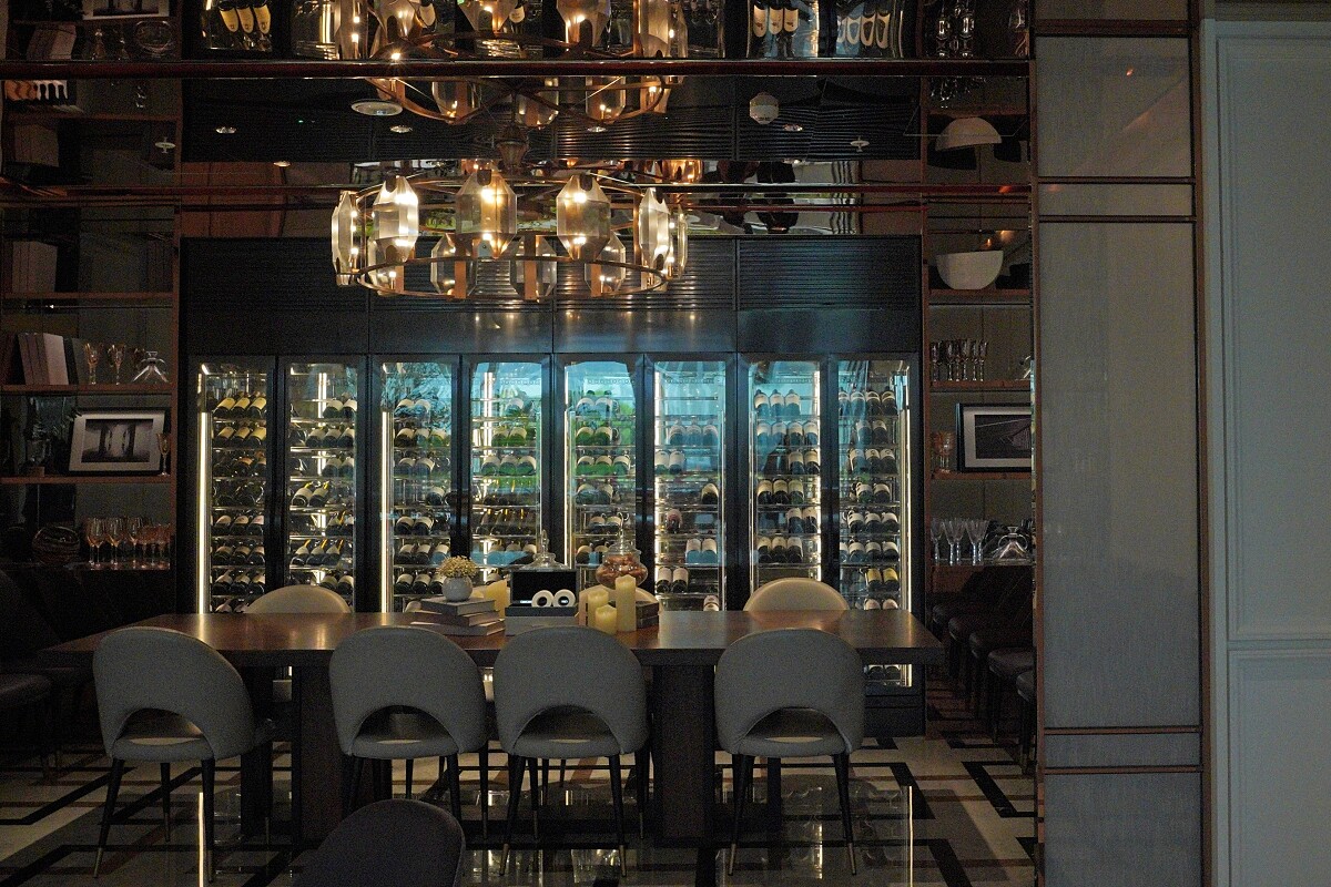 空間呼應法式料理，特以華麗高雅的風格呈現。