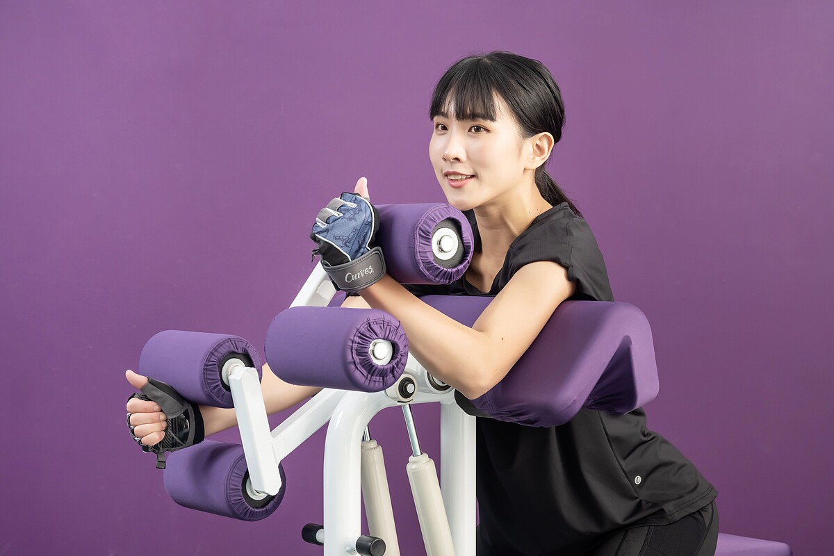 莉莉 說 Curves 肌力、有氧、伸展三合一的運動設計 對忙碌 的 女性很 方便 ，三十 分鐘就能訓練全身大肌肉群