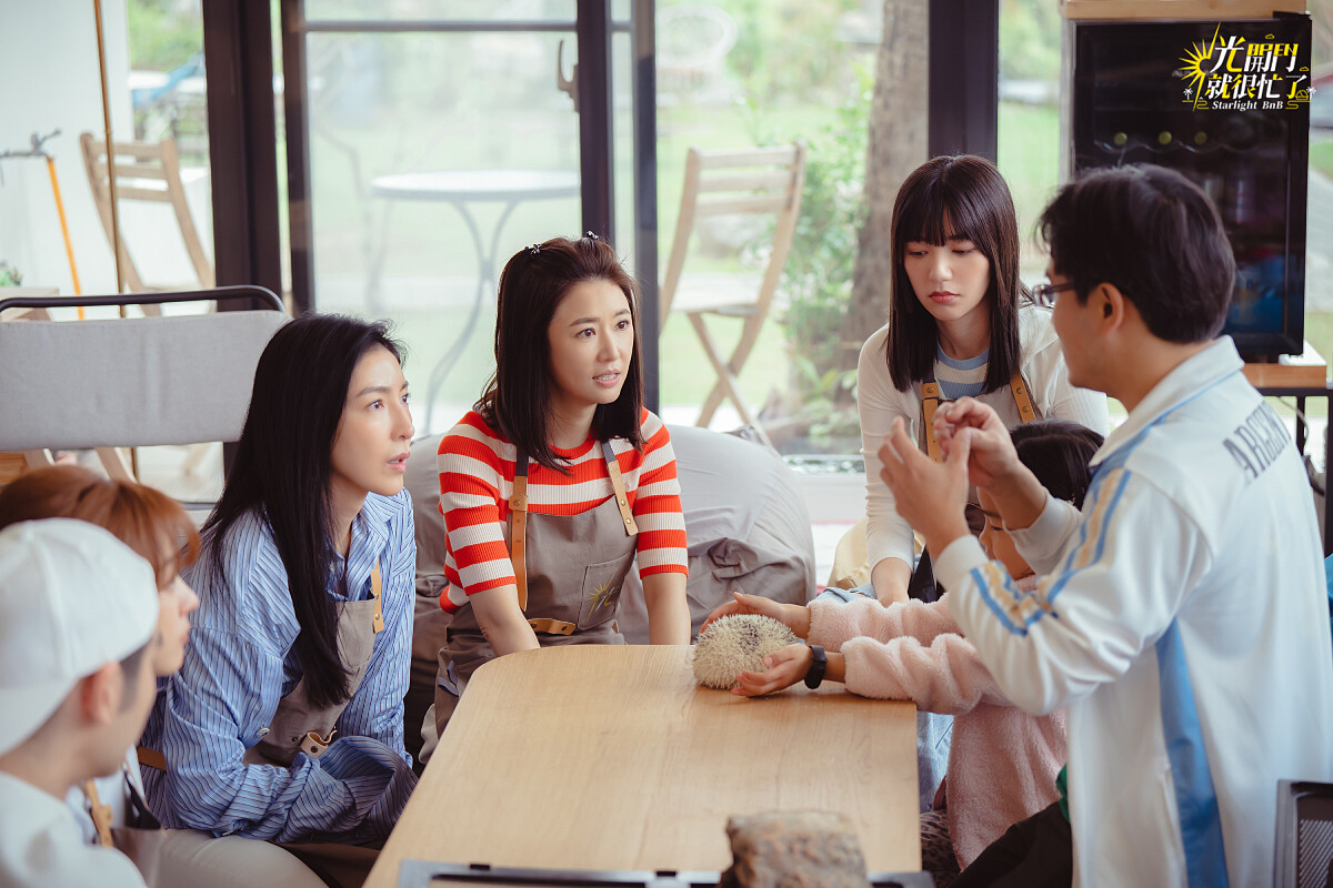 《光開門就很忙了》台灣昆蟲館館長柯心平為民宿成員們介紹昆蟲。