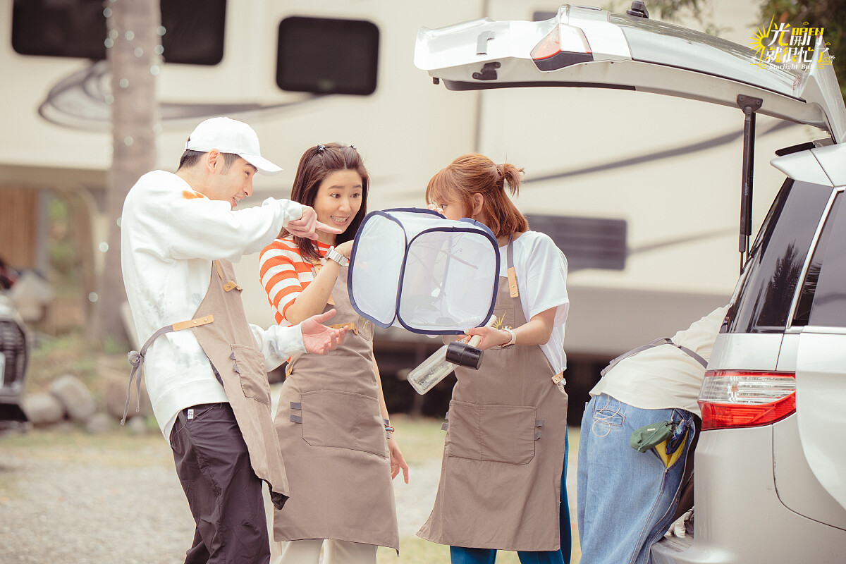 《光開門就很忙了》林心如、陳意涵、章廣辰迎接寵物客人來到民宿。
