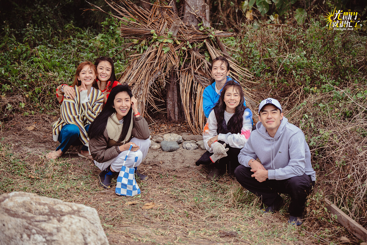 《光開門就很忙了》左前起楊謹華、陳意涵、林心如，右前起陳昊森、夏于喬、宋芸樺。