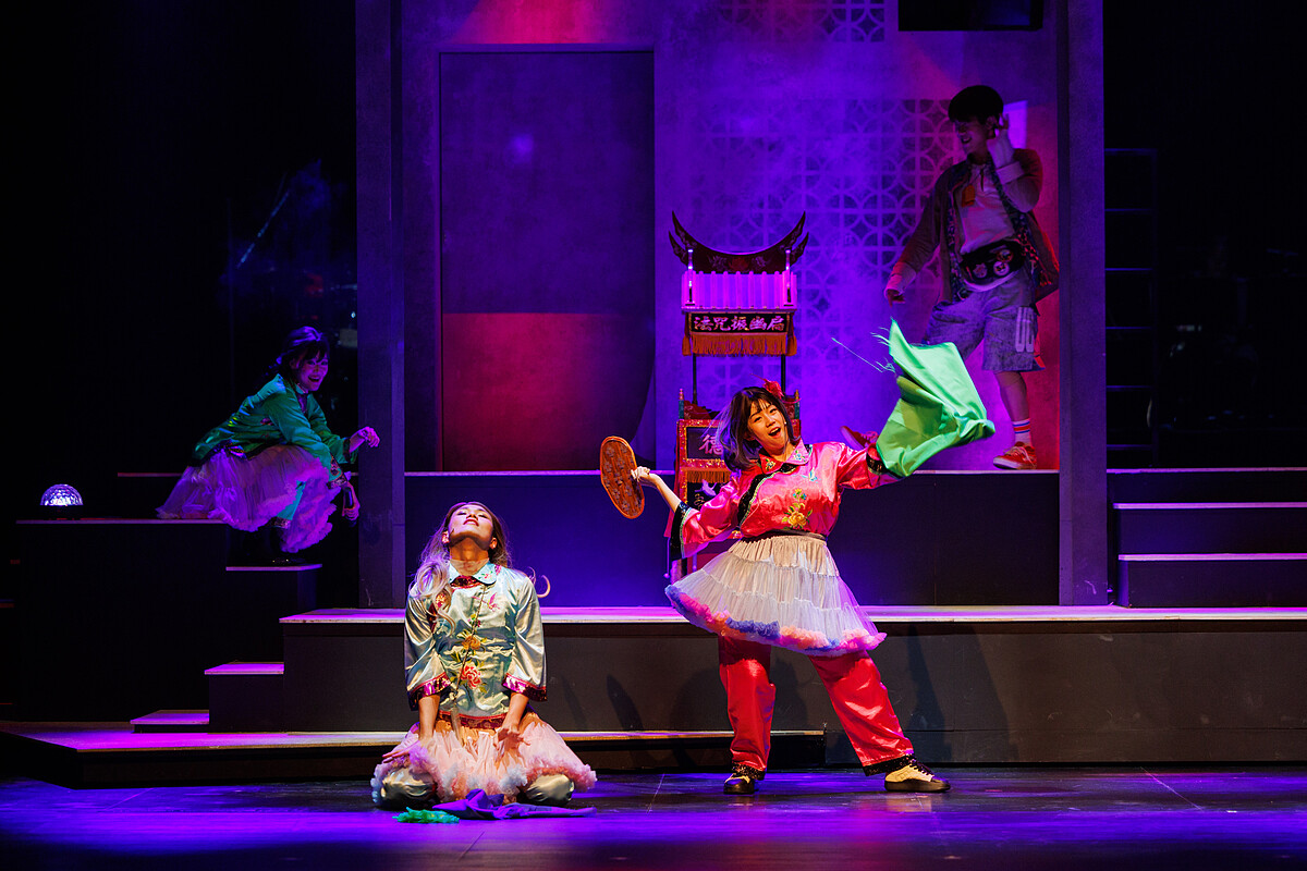 宋家三姊妹學跳牽亡歌陣