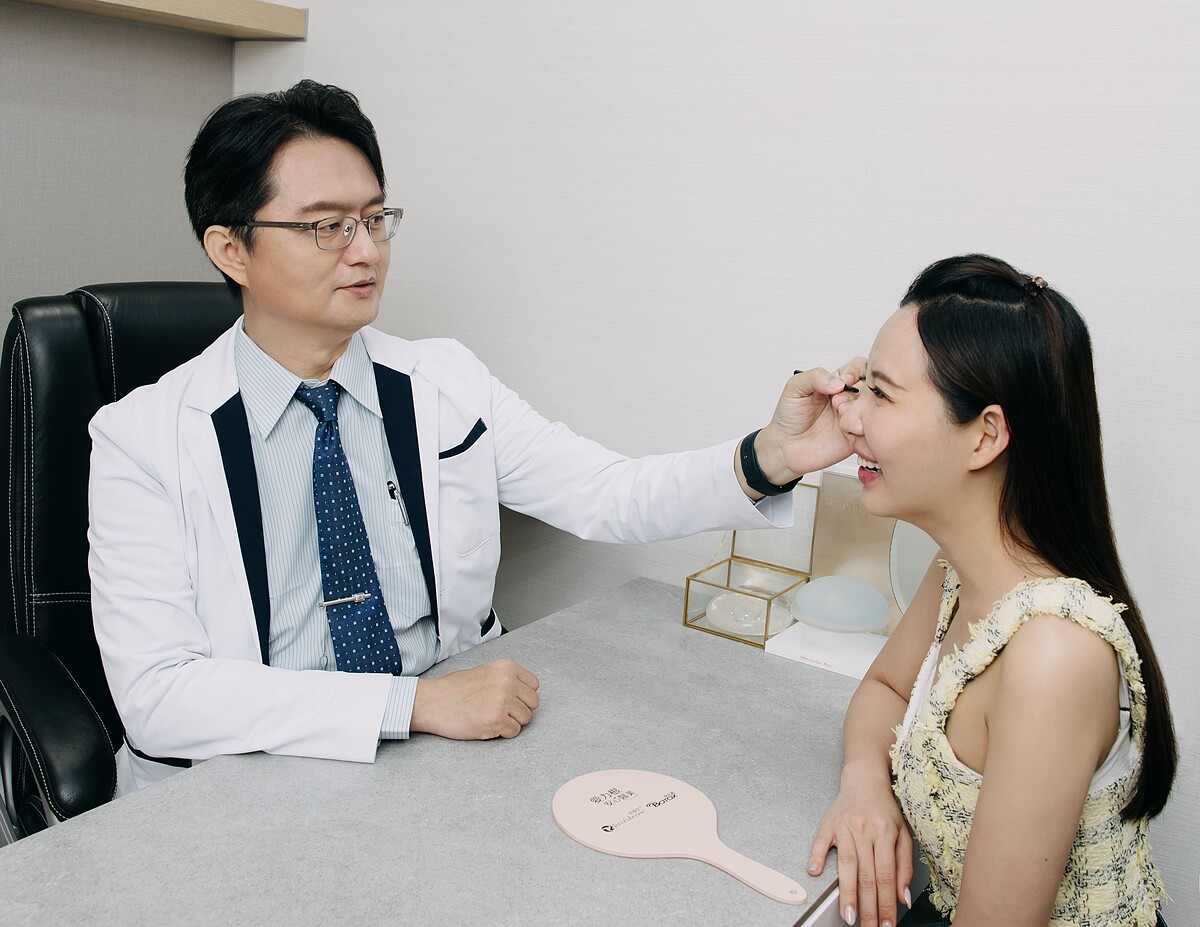 透過醫師專業評估、分析臉部骨骼構造與特質，給予適當的療程建議比如所需要玻尿酸劑量，協助顧客達成美的要求