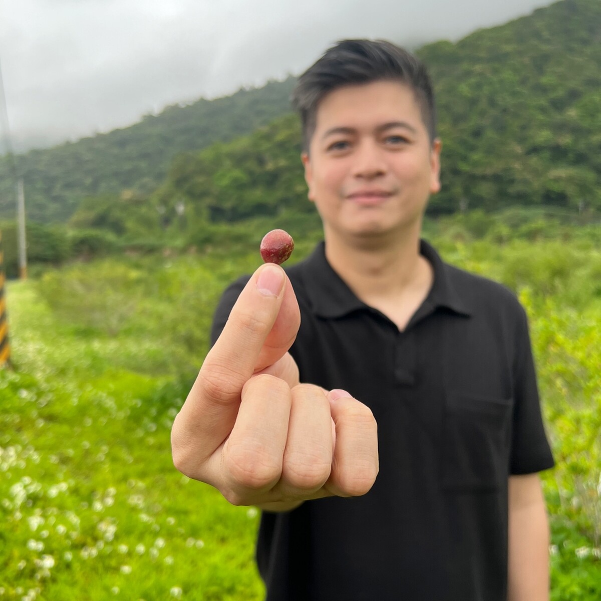 茶籽堂創辦人Wood與苦茶果。