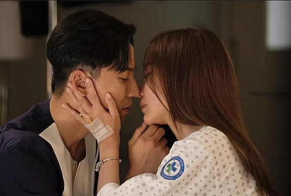 《名不虛傳》許任(左)細數著穴道，和崔妍京來個病床之吻