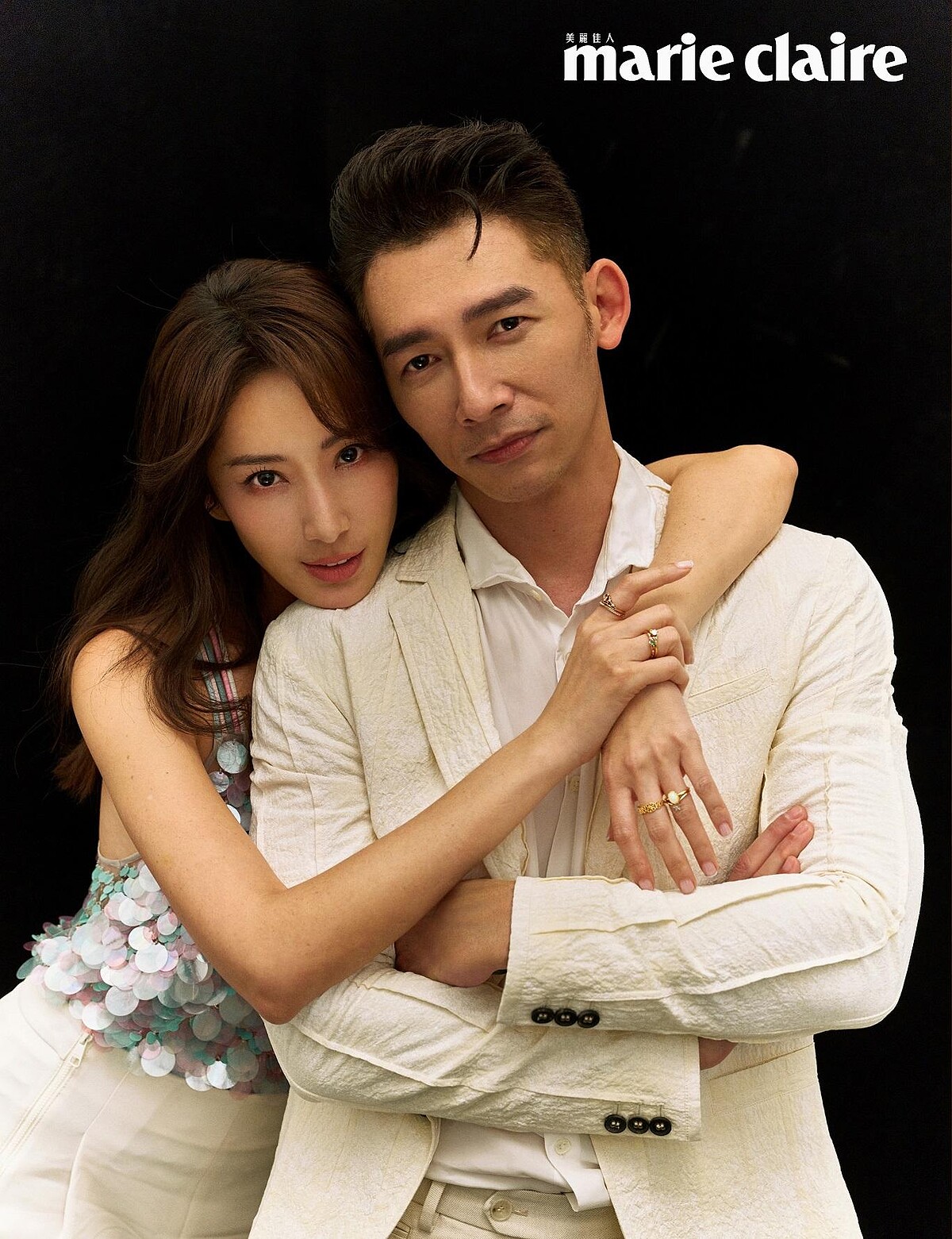 隋棠：亮片繡飾無袖上衣，Emporio Armani；(右手)Princess Tiara Heart訂婚鑽戒、Ribbon結婚對戒、A Mermaid in Love彩寶戒指、Rapunzel訂婚鑽戒；(左手)Magic Carpet戒指、Fiorello蛋白石戒指、Little Flower戒指，all by K.UNO。 温昇豪：白色襯衫、拼接剪裁西裝外套，John Varvatos ；米白色休閒西裝褲，Boss。