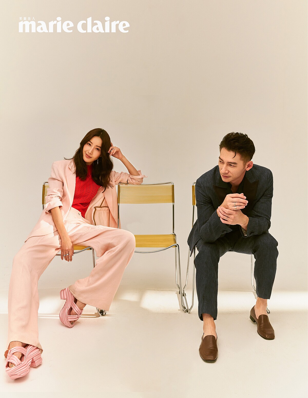 隋棠：紅色針織上衣、粉色西裝外套、寬版長褲，all by Boss；厚底造型涼鞋，Ferragamo；珠寶鑽戒，all by K.UNO。 温昇豪：深藍色西裝外套、西裝褲，Boss；棕色樂福皮鞋，Sandro Homme；珠寶鑽戒，all by K.UNO。