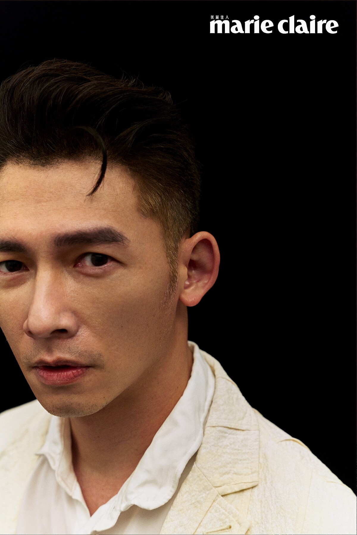 白色襯衫、拼接剪裁西裝外套，John Varvatos。