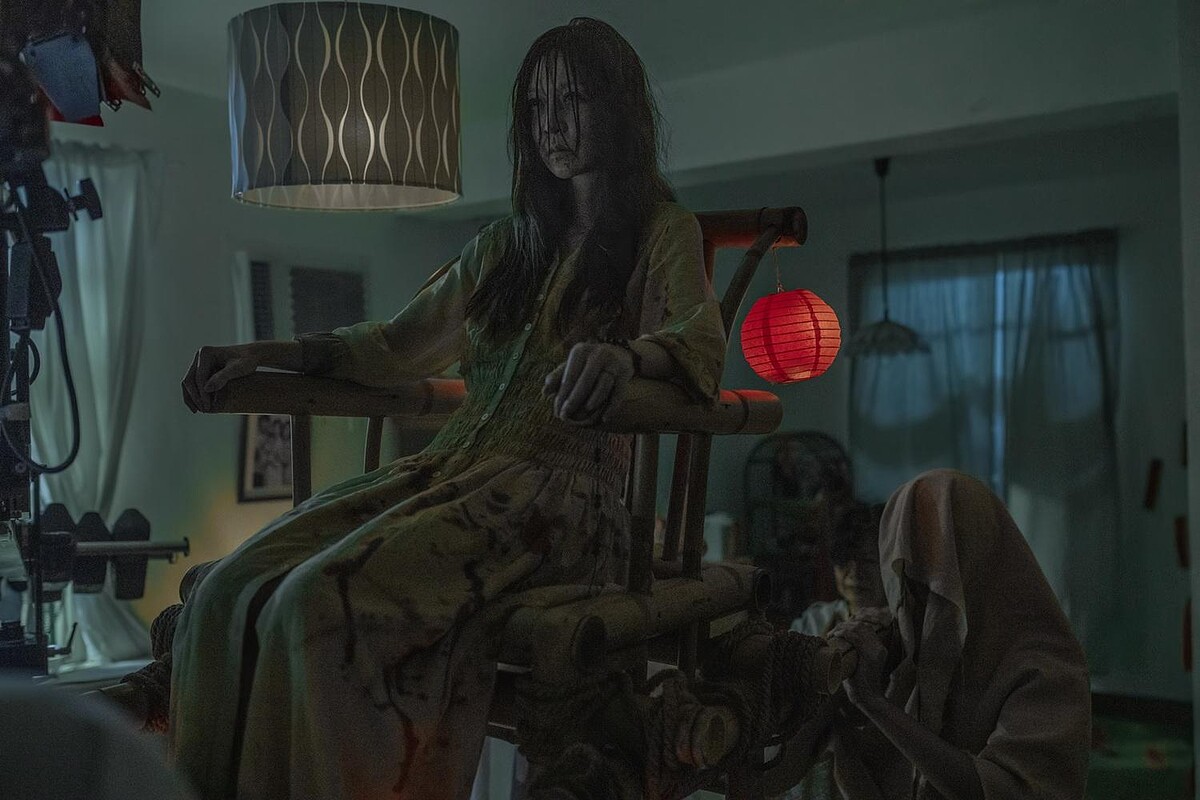 《化劫》曾莞婷在電影裡中邪後被一群詭異白衣信徒當上仙膜拜