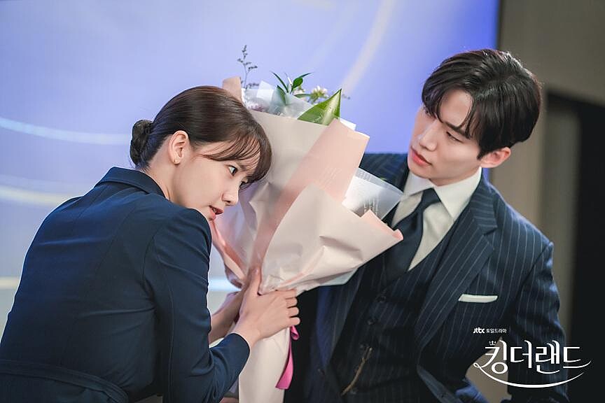 《歡迎來到王之國》潤娥(左)與李俊昊(右)飾演歡喜冤家，第一次發現對方是老闆，糗得無處躲