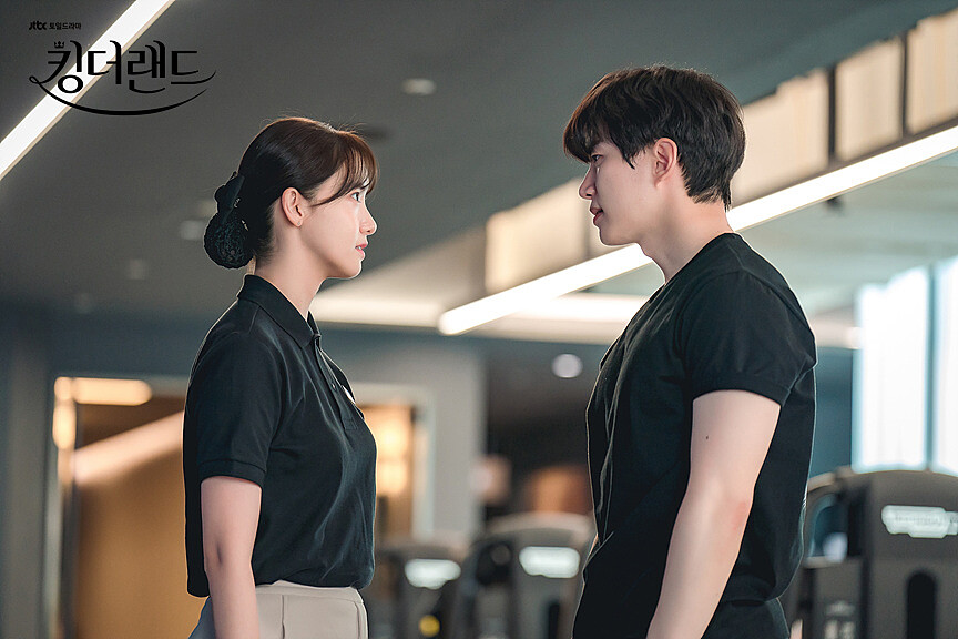 《歡迎來到王之國》天嗣朗(左)誤把具元(右)當成騷擾她的變態