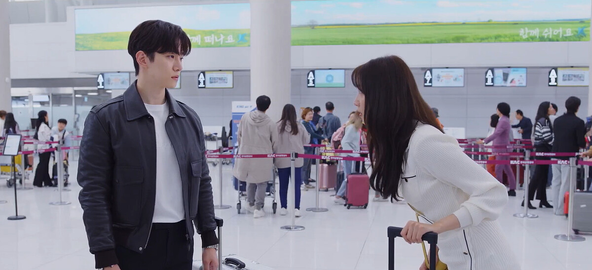 《歡迎來到王之國》具元(左)被天嗣朗(右)煞到，看得入迷