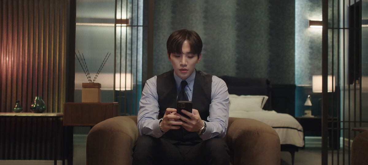 《歡迎來到王之國》具元捧著手機等天嗣朗回訊