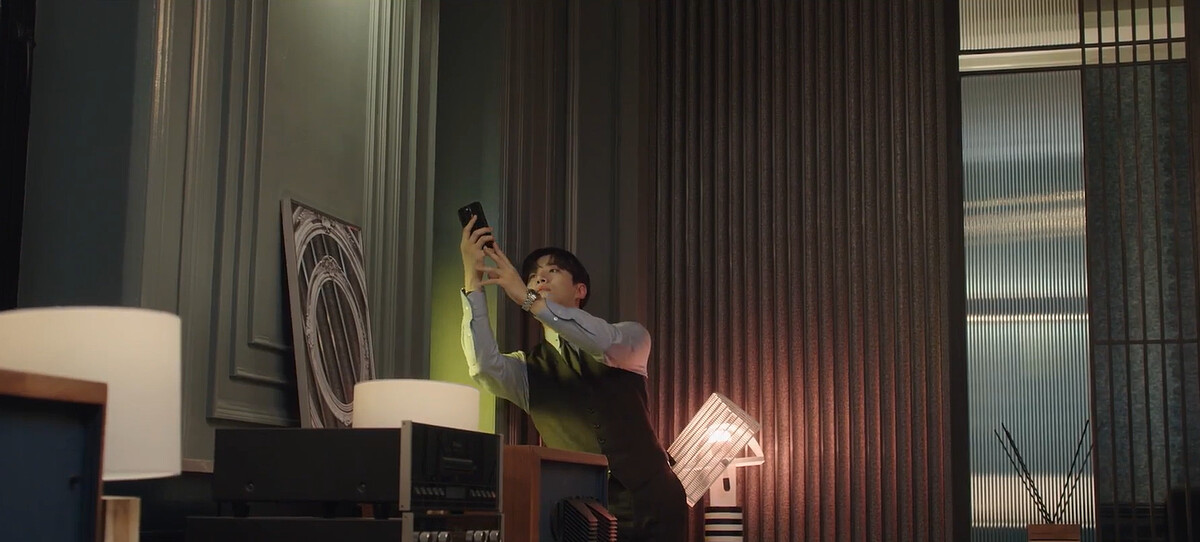 《歡迎來到王之國》具元靠在牆邊確認手機訊號，腦內小劇場不段更新台詞