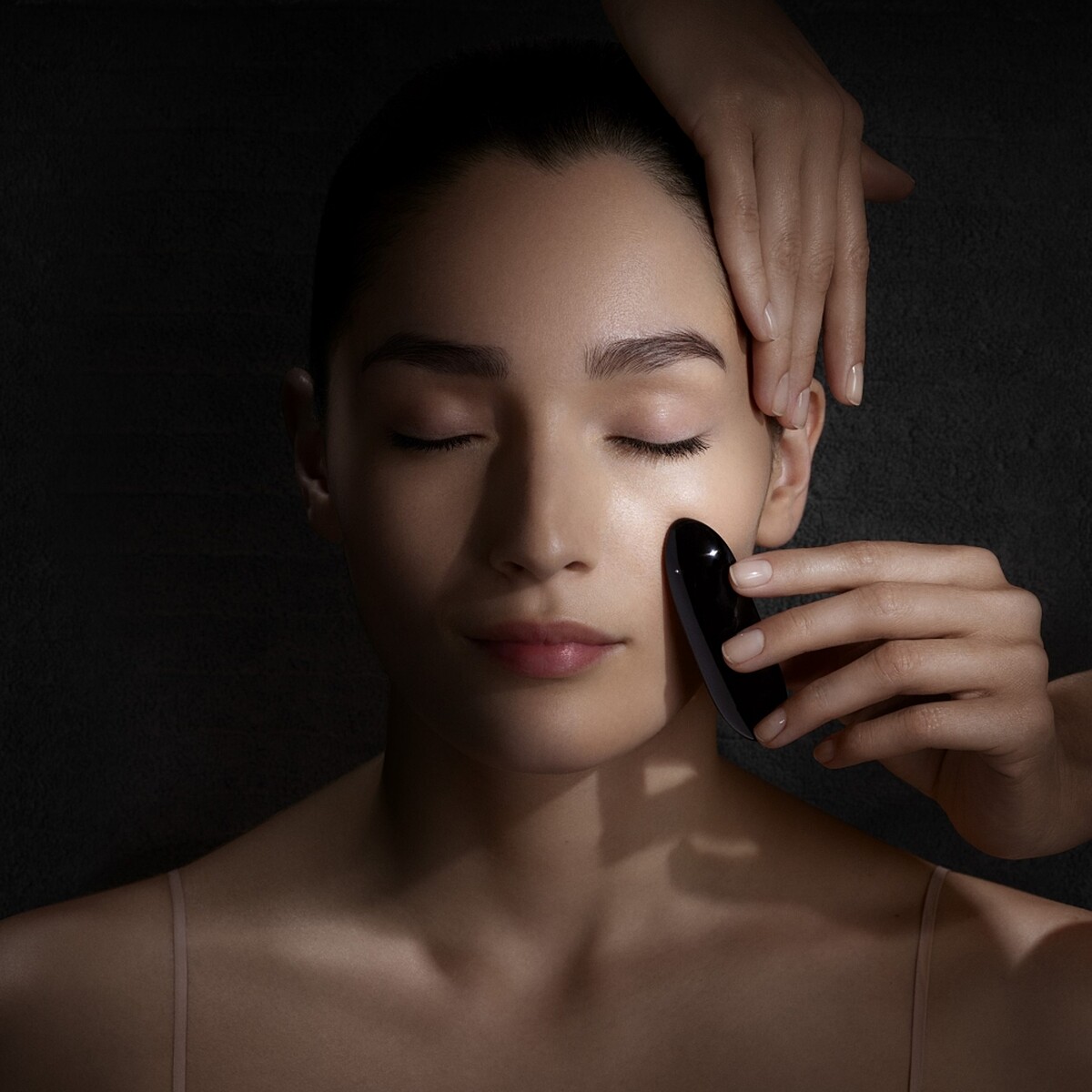 亞曼尼黑曜岩撫紋線雕SPA頂級護膚會主視覺。