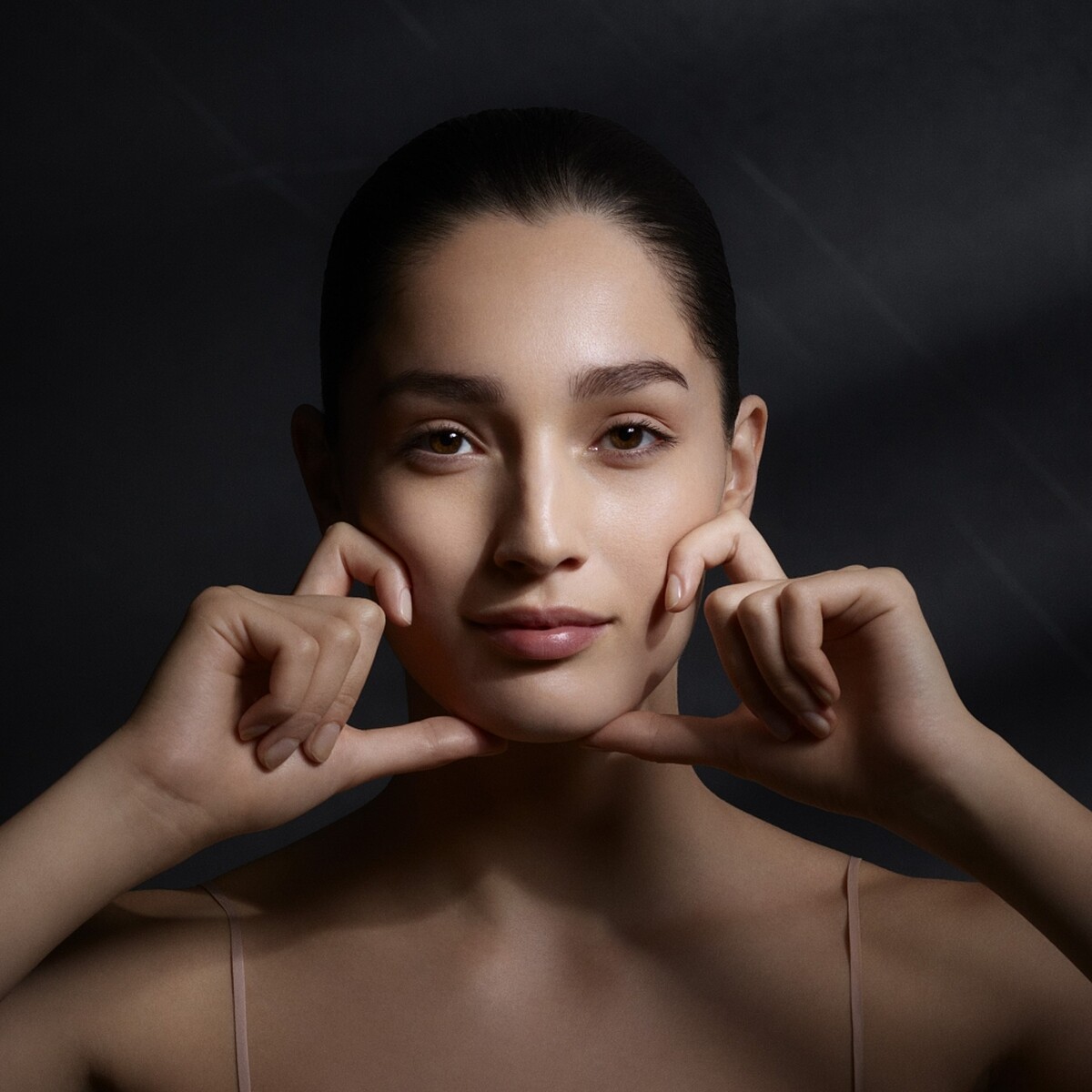 亞曼尼黑曜岩撫紋線雕SPA頂級護膚會情境圖。