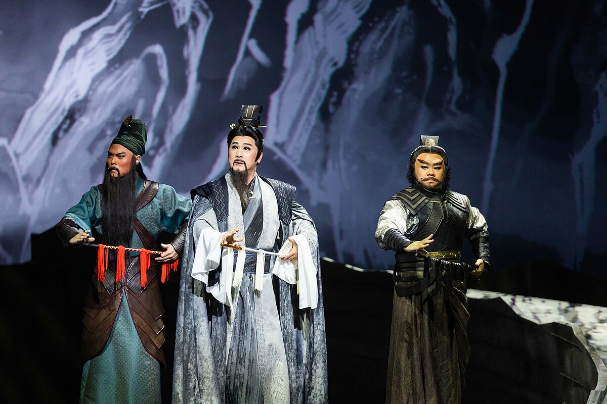 左起演員杜建偉 飾關羽、演員唐文華 飾劉備、演員李嘉 飾張飛