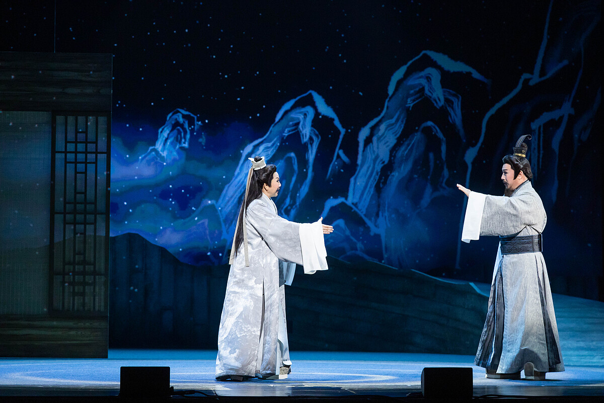 左起演員唐美雲 飾諸葛亮、演員唐文華 飾劉備