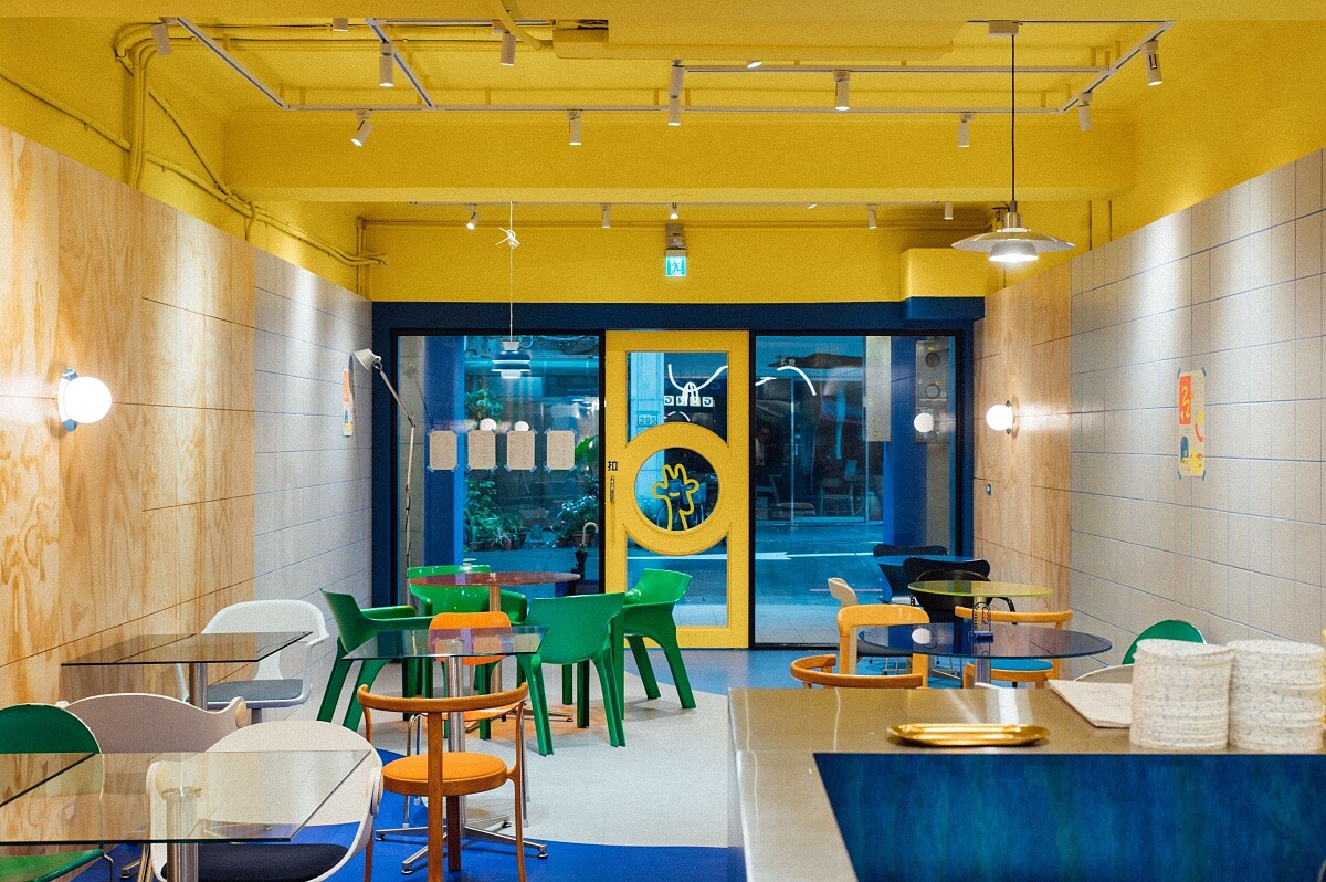 室內有少見的藍、橘、綠、黃互相搭配，十分活潑搶眼。