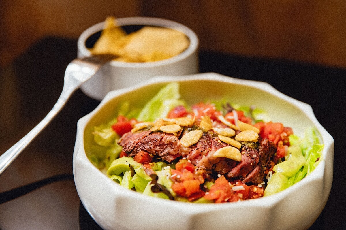 「牛排沙拉」。