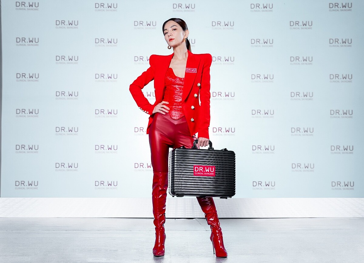 Ella化身「特務E」出席代言品牌DR.WU 20週年慶祝活動。