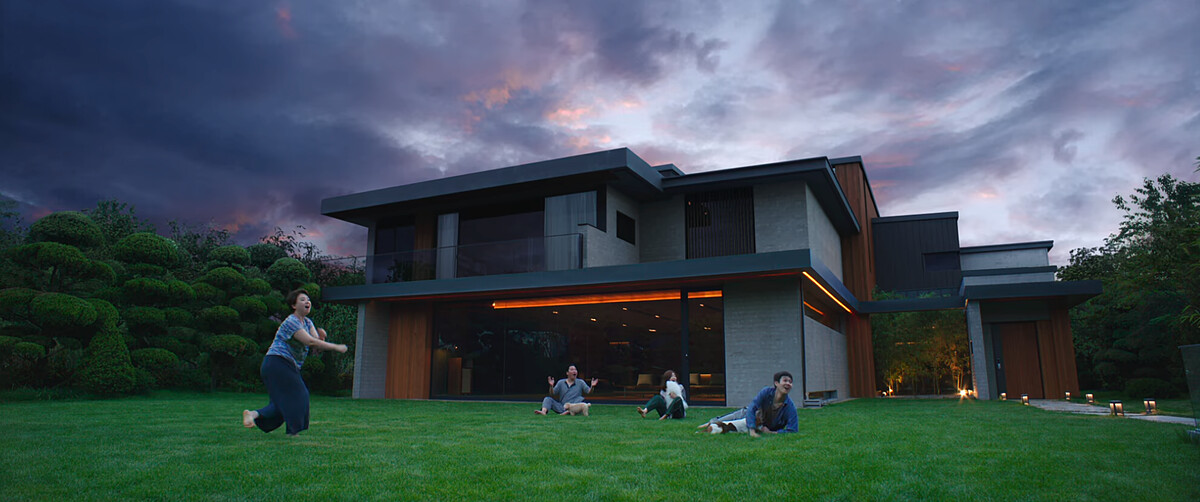 《寄生上流》內外結構裝潢